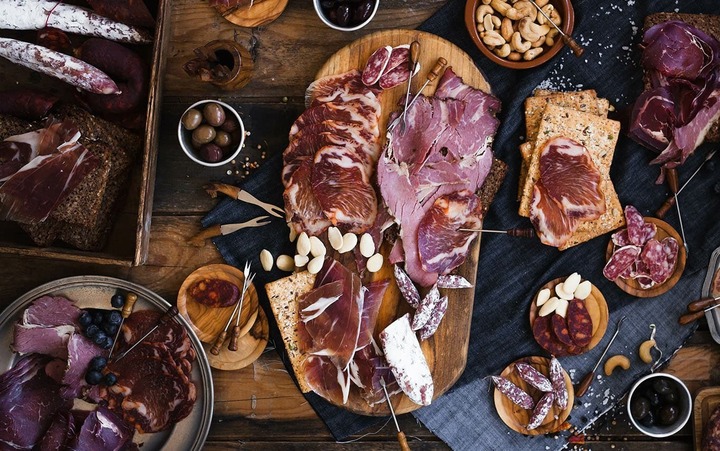 Thịt, cá, xúc xích, phomai... đều được người châu Âu đem đi hun khói. (Ảnh: EHL)