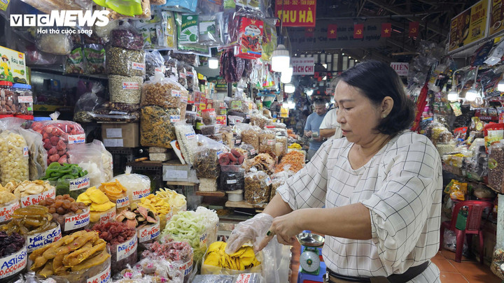 Tiểu thương chợ Tân Định niêm yết giá bán rõ ràng các mặt hàng phục vụ mùa mua sắm Tết.
