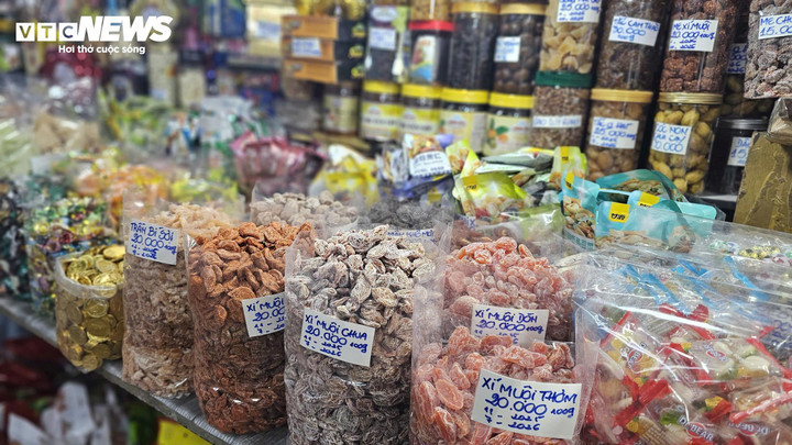 Bánh kẹo, mứt Tết được phân loại, ghi giá cụ thể để khách dễ lựa chọn và so sánh.