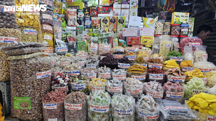 Chợ truyền thống giữ nét mộc mạc nhưng từng bước “làm mới mình” trước sức ép bán lẻ hiện đại.