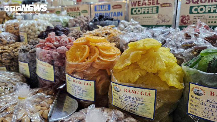 Ngoài công khai giá bán, tiểu thương còn ghi rõ ngày sản xuất, hạn sử dụng sản phẩm.