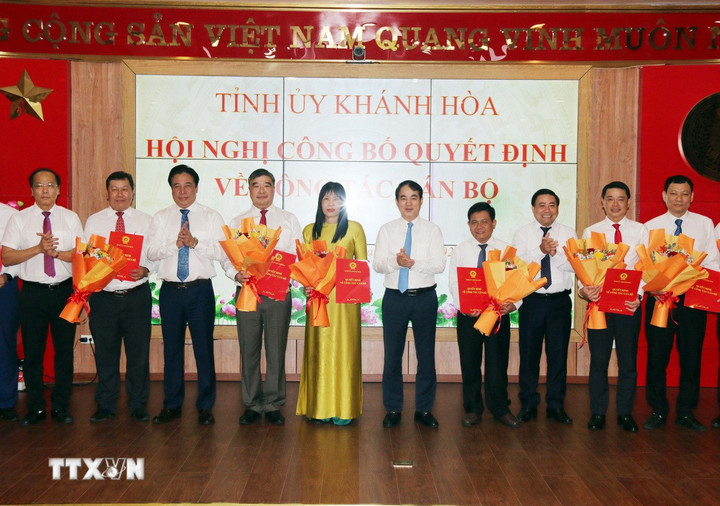 Thường trực Tỉnh ủy Khánh Hòa trao quyết định và chúc mừng các nhân sự được chỉ định nhận nhiệm vụ mới.