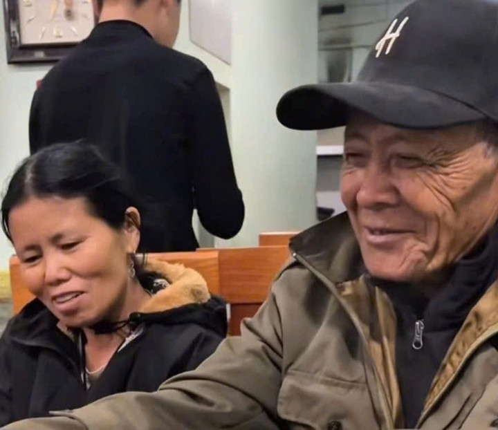 Hình ảnh ông Lý Seo Lừ và bà Sùng Thị Mỵ ăn bữa cơm cùng nhau.