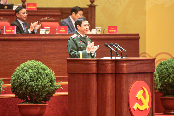 Đại tướng Phan Văn Giang, Ủy viên Bộ Chính trị, Phó Bí thư Quân ủy Trung ương, Bộ trưởng Bộ Quốc phòng, tham luận về vấn đề “Xây dựng Quân đội Nhân dân cách mạng, chính quy, tinh nhuệ, hiện đại, làm nòng cốt xây dựng nền quốc phòng vững mạnh, hiện đại, gắn với nền an ninh Nhân dân và thế trận lòng dân vững chắc”. (Ảnh: Duy Thành)