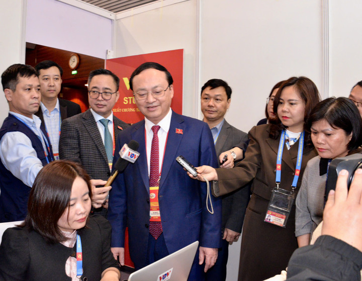 Tổng giám đốc VOV Đỗ Tiến Sỹ và Phó Tổng Giám đốc VOV Phạm Mạnh Hùng thăm, động viên các phóng viên, biên tập viên, kỹ thuật viên đang tác nghiệp đưa tin Đại hội đại biểu toàn quốc lần thứ XIV của Đảng, tại Trung tâm báo chí, Trung tâm hội nghị quốc gia.