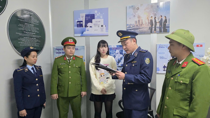 Cơ quan chức năng đọc quyết định kiểm tra hoạt động sản xuất của cơ sở do Hà làm chủ.