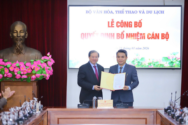 Thứ trưởng Bộ VHTTDL Tạ Quang Đông trao quyết định bổ nhiệm cán bộ.