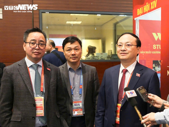 Tổng Giám đốc VOV Đỗ Tiến Sỹ (ngoài cùng bên phải) và Phó Tổng Giám đốc VOV Phạm Mạnh Hùng (ngoài cùng bên trái) là hai đại biểu chính thức của Đài Tiếng nói Việt Nam tham dự Đại hội XIV của Đảng đang trao đổi cùng các phóng viên, biên tập viên, kỹ thuật viên VOV tại Trung tâm báo chí Đại hội Đảng XIV. (Ảnh: Duy Thành)