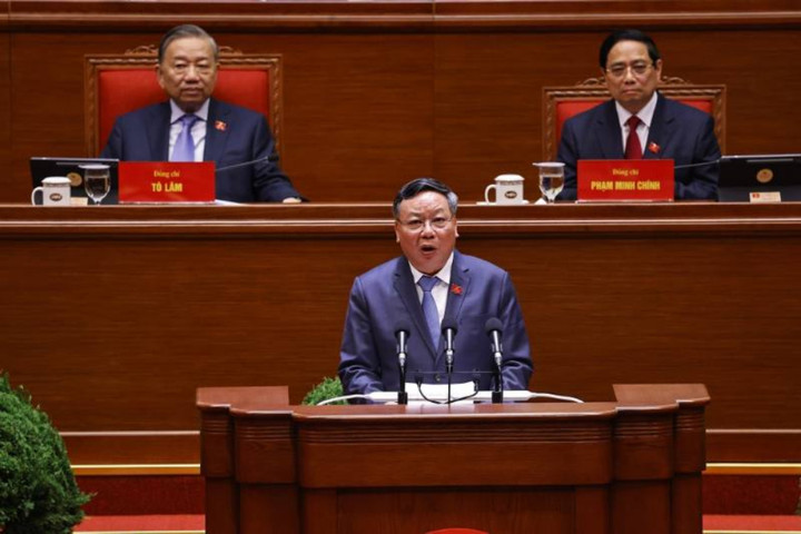 Phó Bí thư Thường trực Thành ủy Hà Nội Nguyễn Văn Phong trình bày tham luận.