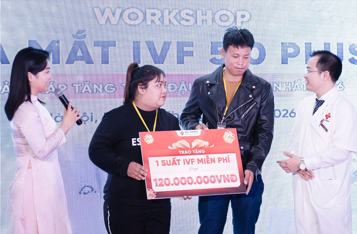 ThS.BS Hà Đức Quang - Đại diện Bệnh viện Phụ sản An Thịnh - trao giải cho gia đình may mắn một suất IVF miễn phí.