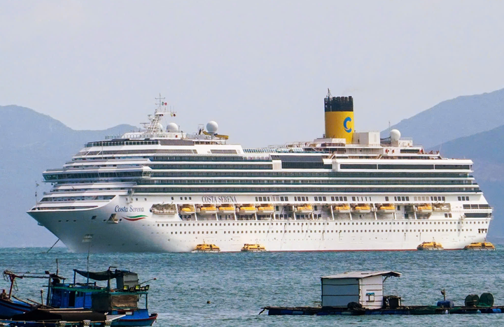 Tàu du lịch quốc tế neo đậu trên vịnh Nha Trang.