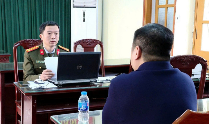 Cán bộ phòng An ninh chính trị nội bộ làm việc với một trường hợp sử dụng mạng xã hội đăng tải, chia sẻ tin bài có nội dung sai sự thật.