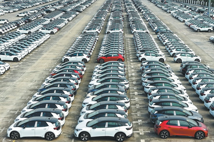 Xe điện mới chờ xuất khẩu tại Giang Tô, Trung Quốc. (Ảnh: China Daily)