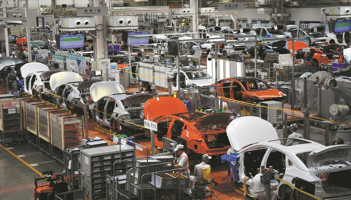 Dây chuyền lắp ráp xe năng lượng mới tại một nhà máy ở thành phố Quảng Châu,Trung Quốc. (Ảnh: Tân Hoa Xã)