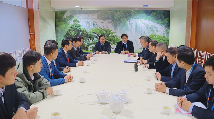 Cuộc họp giữa các chuyên gia, lãnh đạo, bác sĩ các bệnh viên tuyến đầu.