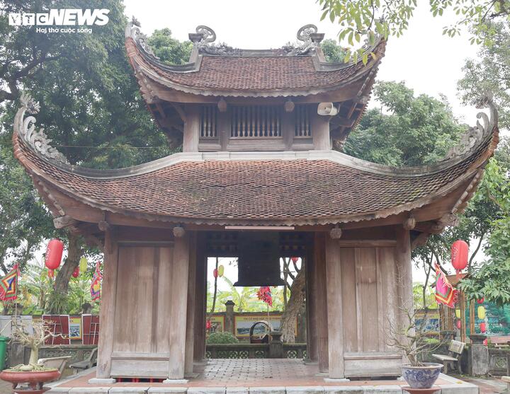 Ngoài ra, những công trình như Thiên Quang tỉnh, hai nhà bia cổ ở hai bên, gác Chuông, gác Trống, Nhà Đông vu và Tây vu, Bái đường... cũng mang đậm nét kiến trúc truyền thống.