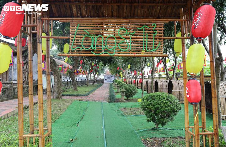 Không gian Văn miếu còn được khai thác để tái hiện hình ảnh trường thi Hương xưa, với hệ thống lều chõng phục dựng, giúp du khách hình dung rõ hơn không khí khoa cử thời phong kiến.