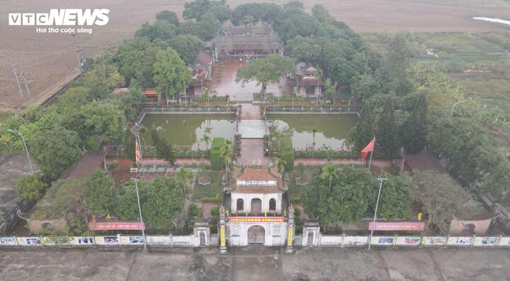 Văn miếu Mao Điền được khởi dựng ở thế kỷ 15 từ thời Lê Sơ (còn gọi là Văn miếu trấn Hải Dương) tại xã Vĩnh Lại, huyện Đường An, phủ Thượng Hồng. Đến thời Tây Sơn (1788-1802), văn miếu được di chuyển về sáp nhập với trường thi Hương ở xã Mao Điền, huyện Cẩm Giàng, phủ Thượng Hồng, đào tạo hàng nghìn cử nhân, tiến sĩ nho học với số lượng hàng đầu cả nước.