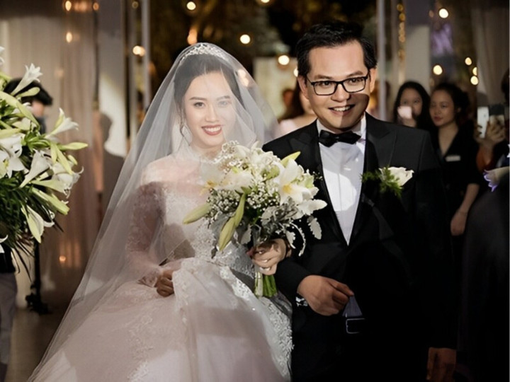 Năm 2019, NSND Trung Hiếu kết hôn với bà xã Thu Hà.