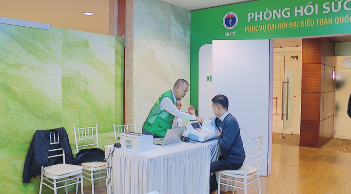 Các y bác sĩ luôn sẵn sàng để phục vụ các đại biểu.