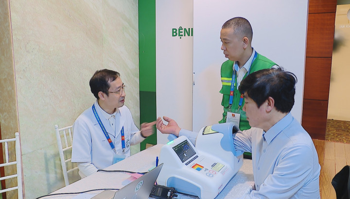 Bác sĩ tư vấn, đảm bảo sức khỏe cho đại biểu.