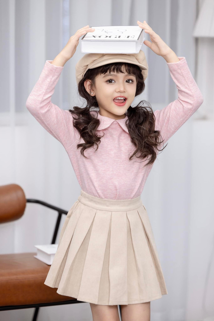 Với khuôn mặt xinh như búp bê, làn da trắng và năng khiếu diễn xuất bẩm sinh, Cherry An Nhiên còn được nhiều người đặt biệt danh là "tiểu hoa đán” của showbiz Việt.