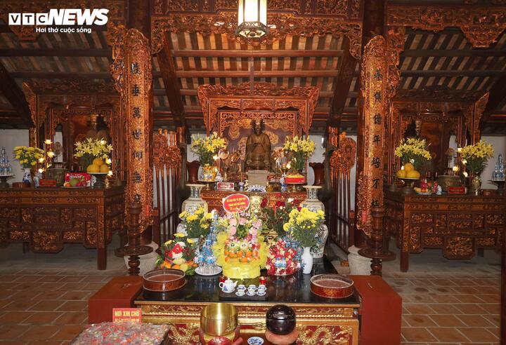 Theo các tài liệu để lại, Văn miếu có hai toà chính là Bái đường và Hậu cung xây theo kiểu chữ “Nhị”, mỗi toà có 7 gian gỗ lim, phỏng theo kiến trúc Văn miếu Quốc Tử Giám Thăng Long, chạm trổ rồng phượng đẹp mắt.