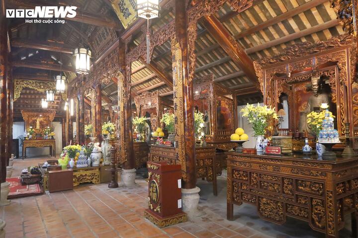 Ngoài ra, Văn miếu còn có ban thờ nhiều nhân vật tiêu biểu trong lịch sử như nữ tiến sĩ Nguyễn Thị Duệ; Đại danh y, Thái học sinh Tuệ Tĩnh; Thần toán Việt Nam Vũ Hữu; Nhập nội Hành khiển Phạm Sư Mạnh. Trong đó, nữ tiến sĩ Nguyễn Thị Duệ là người phụ nữ đầu tiên và duy nhất đạt học vị Tiến sĩ trong lịch sử khoa cử phong kiến Việt Nam. Bà cũng là người mở đường cho bình quyền giáo dục, góp phần giúp phụ nữ có cơ hội tiếp cận việc học tập như ngày nay.