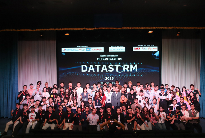 16 đội xuất sắc nhất bước vào Chung kết.