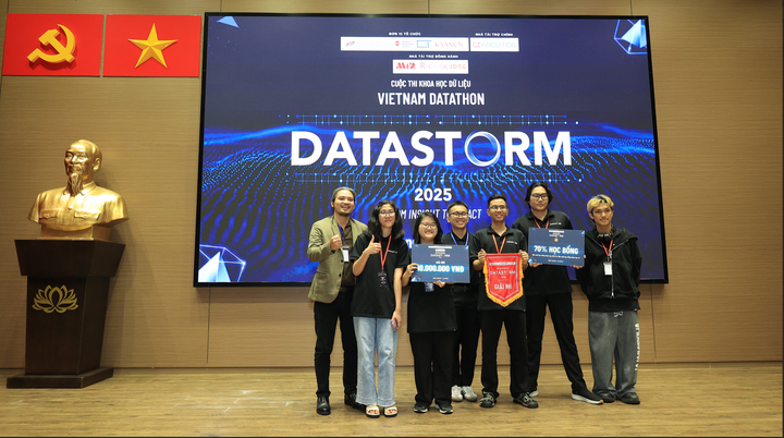 Đội thi Ascended gồm 5 sinh viên đến từ Myanmar, hiện đang theo học ngành Khoa học Dữ liệu, đã xuất sắc giành giải Nhì chung cuộc.