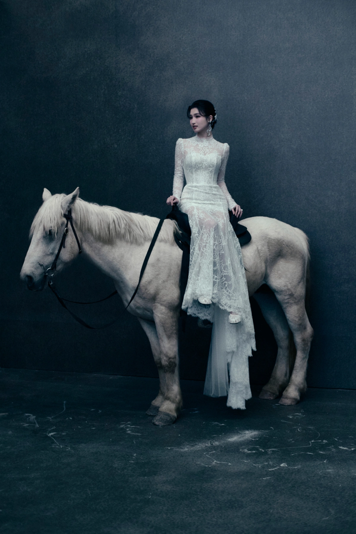 Đáng chú ý, loạt ảnh đầu tiên được hé lộ còn có sự xuất hiện của linh vật năm Bính Ngọ. Phương Nhi diện váy ren xuyên thấu, tạo dáng trên lưng ngựa, trong khi chú rể lựa chọn trang phục đồng điệu, mang đến tổng thể hài hòa, tinh tế.