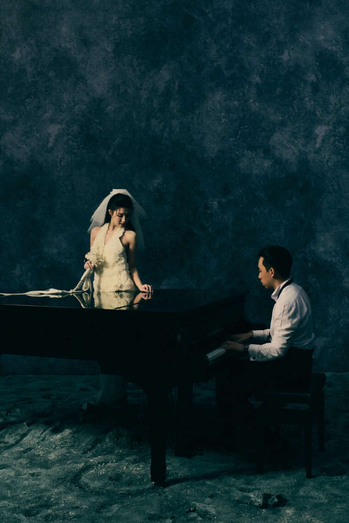 Ở một số khung hình khác, cặp đôi tạo dáng bên cây đàn piano – chi tiết gợi nhắc đến sở thích yêu âm nhạc của cả hai. Cặp đôi từng cùng nhau xem concert của G-Dragon tại Hưng Yên vào cuối năm 2025.