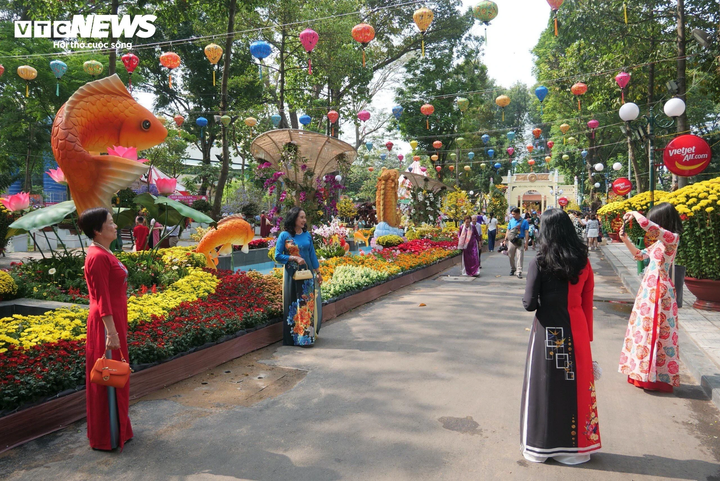 Hội Hoa xuân Tao Đàn là địa chỉ tham quan, vui chơi quen thuộc của người dân TP vào mỗi dịp Tết. (Ảnh: Lương Ý)