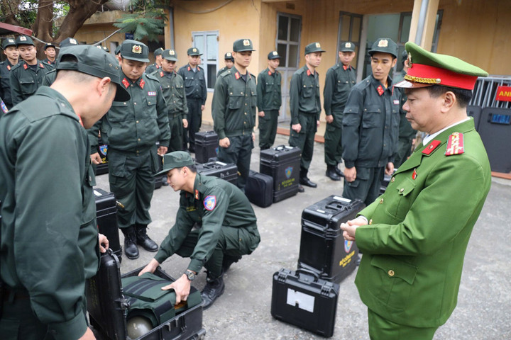 Đại tá Đỗ Tiến Thùy, Phó Tư lệnh Cảnh sát cơ động kiểm tra các vị trí, mục tiêu, động viên cán bộ, chiến sĩ làm nhiệm vụ.