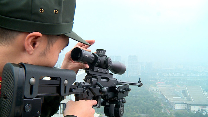 Cảnh sát bắn tỉa chốt trực, theo dõi và cảnh giới trên cao xung quanh địa điểm tổ chức Đại hội XIV của Đảng.