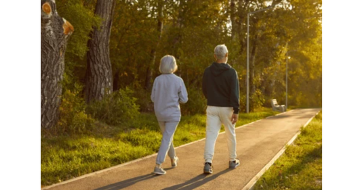 Đi bộ buổi sáng giúp kích hoạt trao đổi chất và đốt mỡ hiệu quả (Ảnh: Shutterstock)