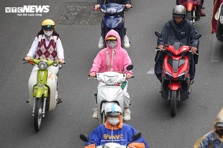 Sở GD&ĐT Hà Nội cho phép hiệu trưởng chủ động cho học sinh nghỉ học trực tiếp hoặc chuyển sang học online nếu rét đậm, rét hại căn cứ dự báo thời tiết. (Ảnh minh hoạ: Viiên Minh)