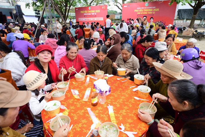 Người dân xã Hòa Thịnh thưởng thức những tô phở yêu thương thơm ngon. (Nguồn: Báo Tuổi Trẻ)