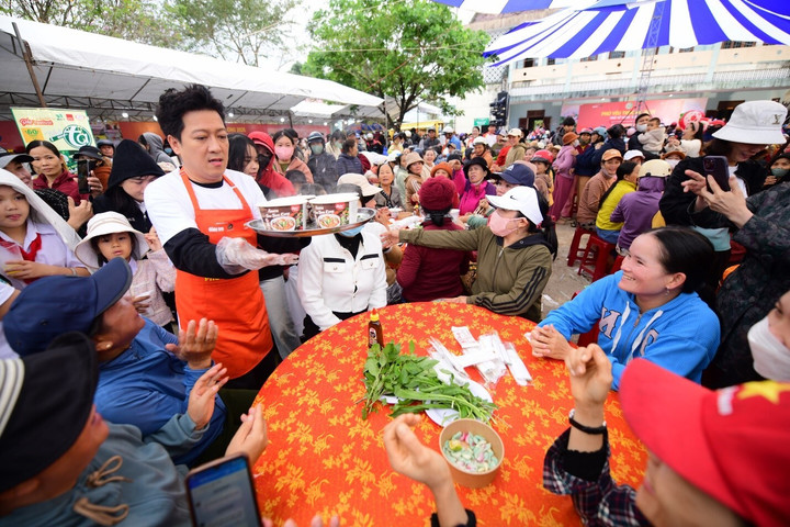 Nghệ sĩ Trường Giang có mặt tại chương trình và hỗ trợ nấu phở cho người dân. (Nguồn: Báo Tuổi Trẻ)