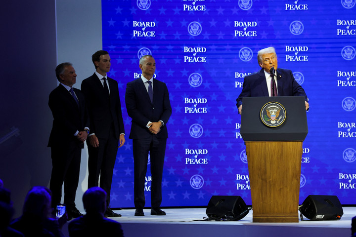 Tổng thống Mỹ Donald Trump phát biểu trong lễ công bố sáng kiến “Hội đồng Hòa bình” nhằm giải quyết các xung đột toàn cầu, bên lề Diễn đàn Kinh tế Thế giới (WEF) lần thứ 56 tại Davos, Thụy Sĩ, ngày 22/1/2026. (Ảnh: Reuters/Denis Balibouse)