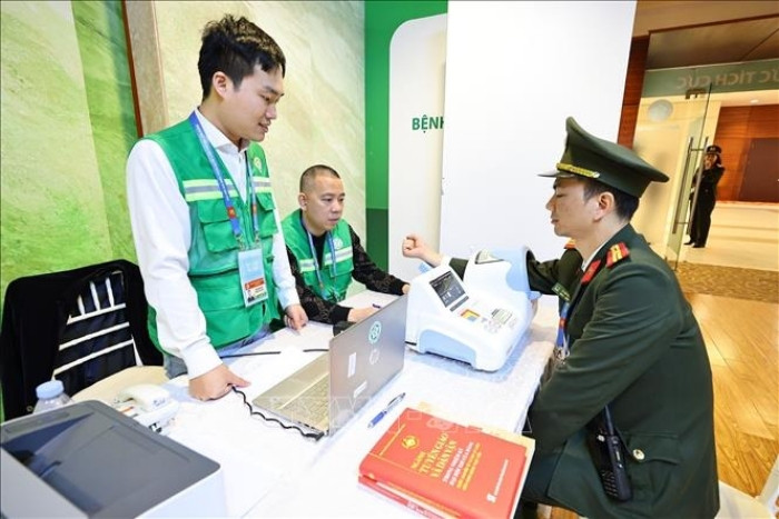 Cán bộ, bác sĩ bệnh viện Bạch Mai túc trực đảm bảo công tác khám chữa bệnh cho các đại biểu. (Ảnh: TTXVN)