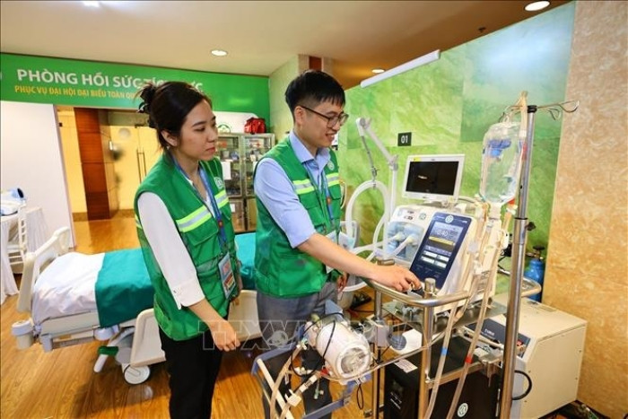 Cán bộ, bác sĩ Bệnh viện Bạch Mai túc trực đảm bảo công tác khám chữa bệnh cho các đại biểu. Ảnh: (TTXVN)