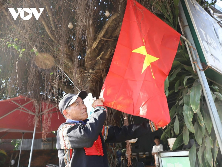 Ông Y Yôch Hmok, dân tộc Ê Đê, ở buôn Ky, phường Thành Nhất, tỉnh Đắk Lắk kiến nghị tăng cường đầu tư về hạ tầng giao thông để buôn làng Tây Nguyên bắt nhịp phát triển. (Ảnh: H'Xíu)