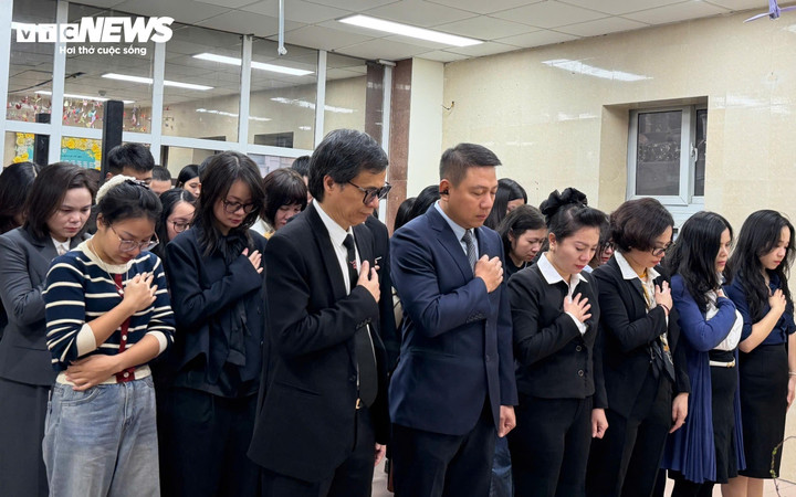 Các y bác sĩ, người nhận tạng tri ân những người chết não hiến tạng. (Ảnh: Như Loan)