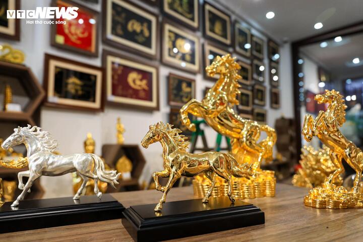 Dịp Tết Bính Ngọ năm nay, nhiều cơ sở chế tác đã tung ra thị trường các mẫu tượng ngựa, được nhiều khách săn đón.