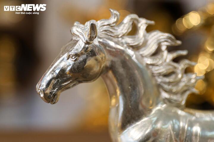Chiêm ngưỡng tượng ngựa đúc từ gần 17 cây bạc, giá gần trăm triệu đồng - 3