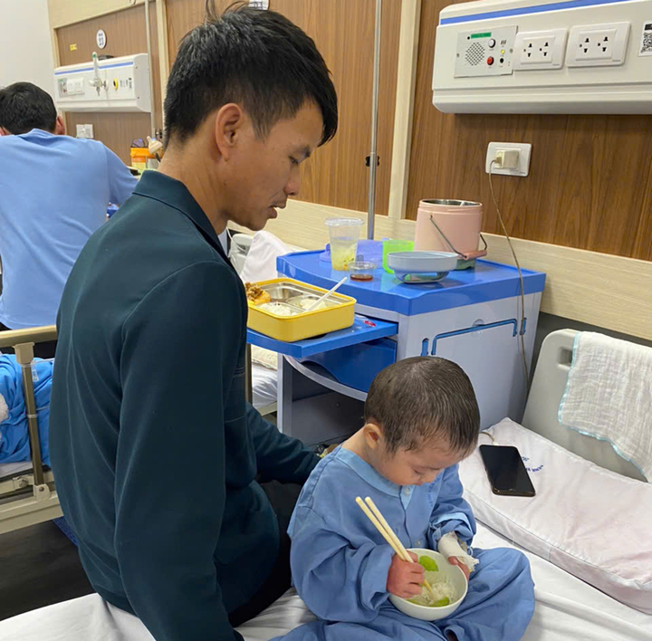 Anh Sàng nặng trĩu khi không biết lấy đâu ra tiền để tiếp tục chữa trị cho bé lâu dài.