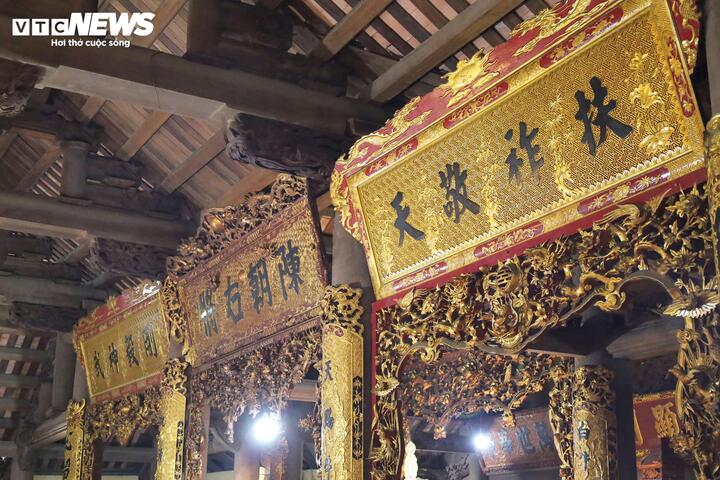 Ở Trung từ đền còn có câu đối cổ “Nhập thủy như bình địa” (đi lại dưới nước như đi trên đất liền) gắn với truyền thuyết về tài bơi lội của danh tướng Yết Kiêu.