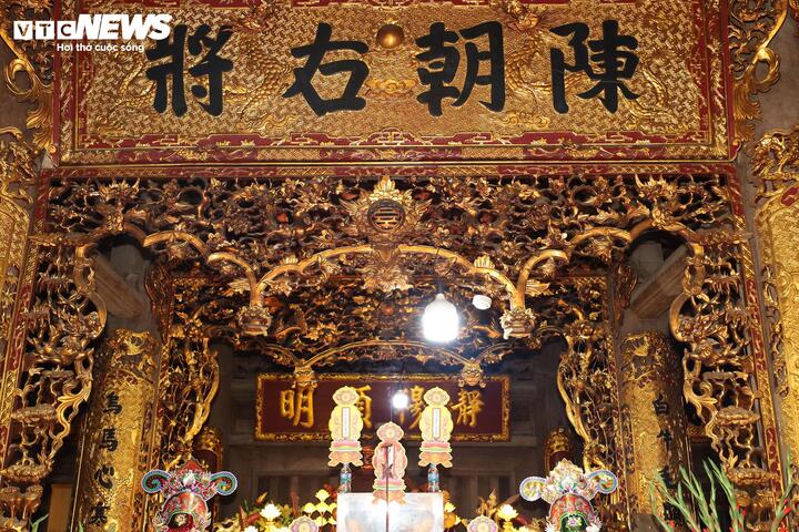 Đền xây dựng bằng gạch, lợp ngói âm dương. Bên trong đền có rất nhiều đại tự, cuốn thư, đồ thờ, các sắc phong, những họa tiết, hoa văn về các linh vật; tùng, cúc, chúc, mai được chạm trổ tinh xảo bởi bàn tay tài hoa của các nghệ nhân xưa.