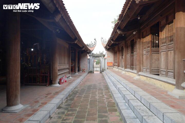 Trung từ gồm 5 gian, được xây dựng bằng gỗ tứ thiết, mái cong ở các góc theo lối kiến trúc truyền thống. Mái lợp ngói mũi hài, bờ nóc trang trí theo "lưỡng long chầu nguyệt", "rồng chầu phượng múa" tạo nên vẻ cổ kính, hài hòa.